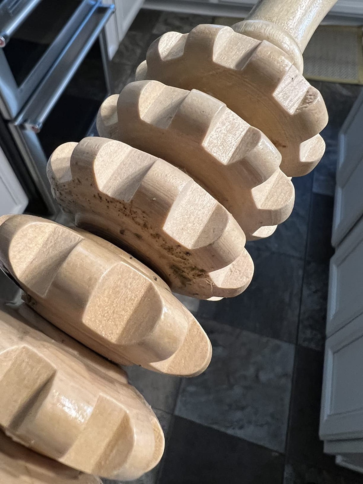 Ergonomic Curved Wooden Roller – Natural Cellulite Reduction and Muscle Relief