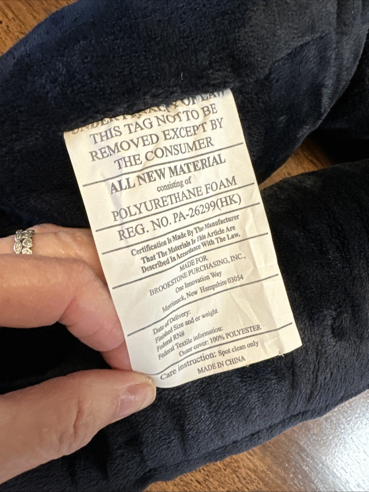 Brookstone n.a.p. MASSAGING WRAP NAVY BLUE Plush Neck & Shoulders Used Once