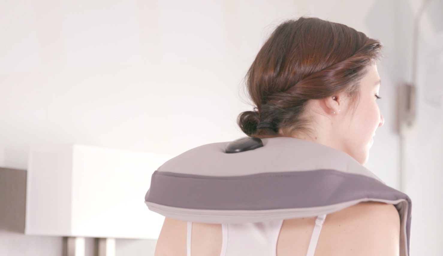 PL027 bYoung Neck and Shoulder Massager Open Box very new