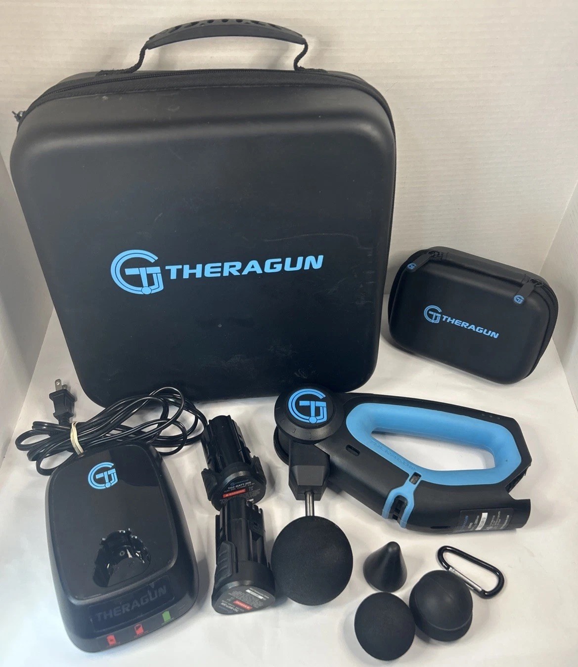 Theragun G2 Pro Massage Gun 2 Batteries, Charger, Case 4 Head Attachments Read