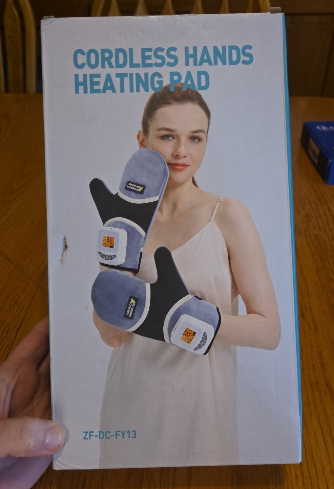 Cordless hands heating massaging pads gloves
