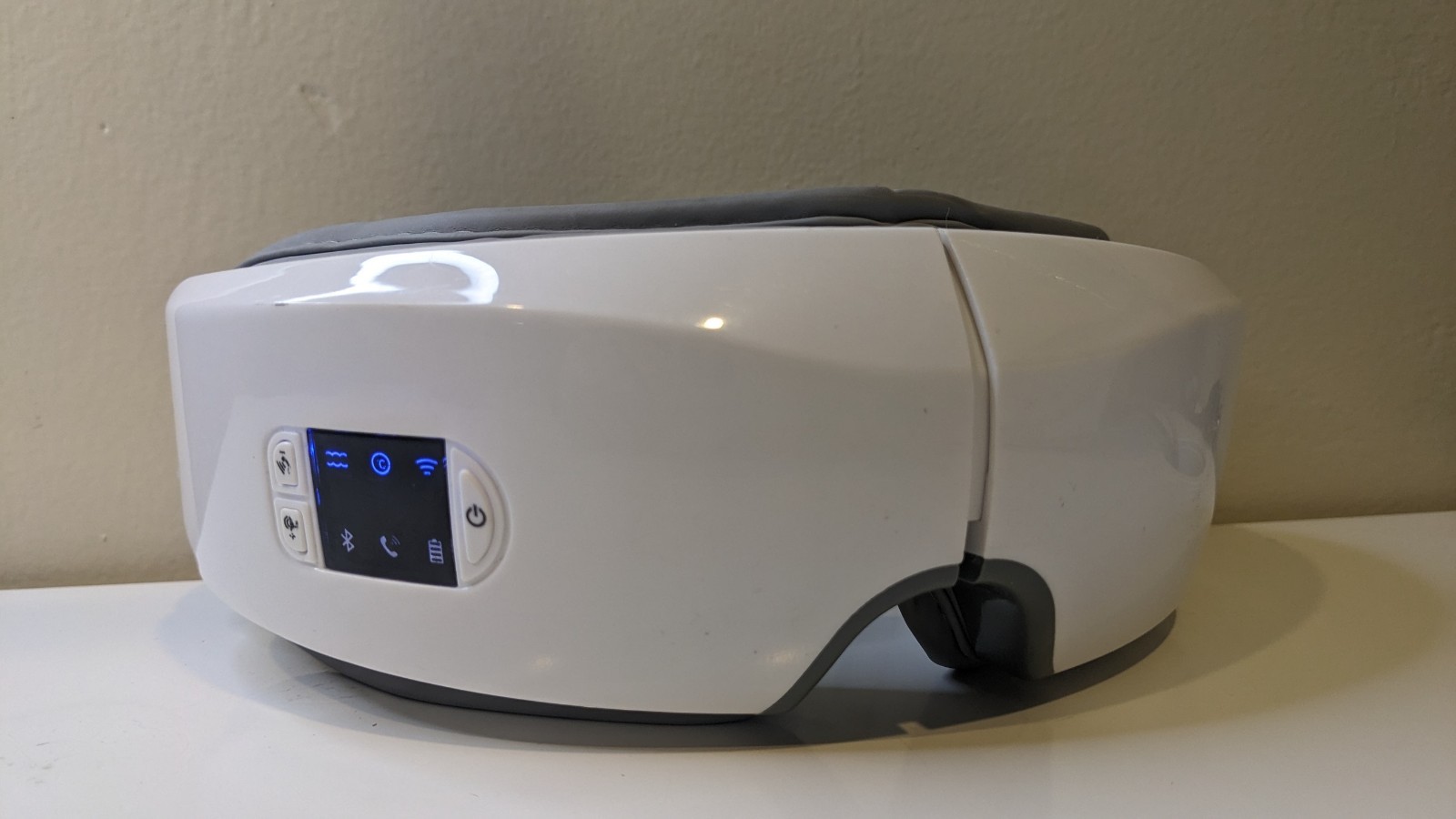 HEAEYES Heated Eye Massager White USB Rechargeable Adjustable Strap