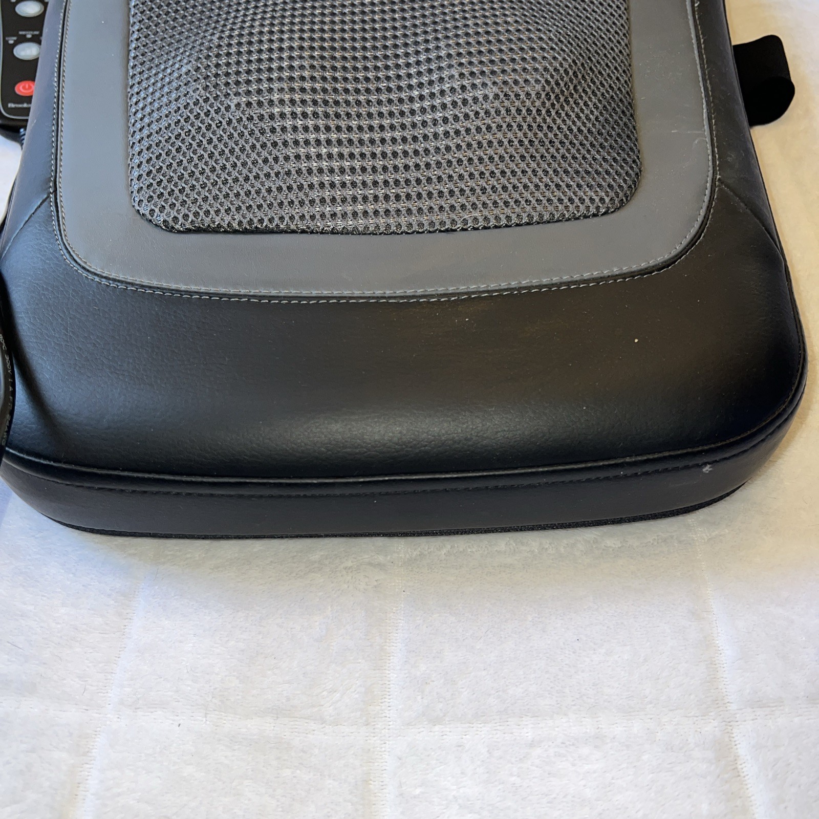 Brookstone Cushion W/Heat Intertek 3179249 Attached Remote