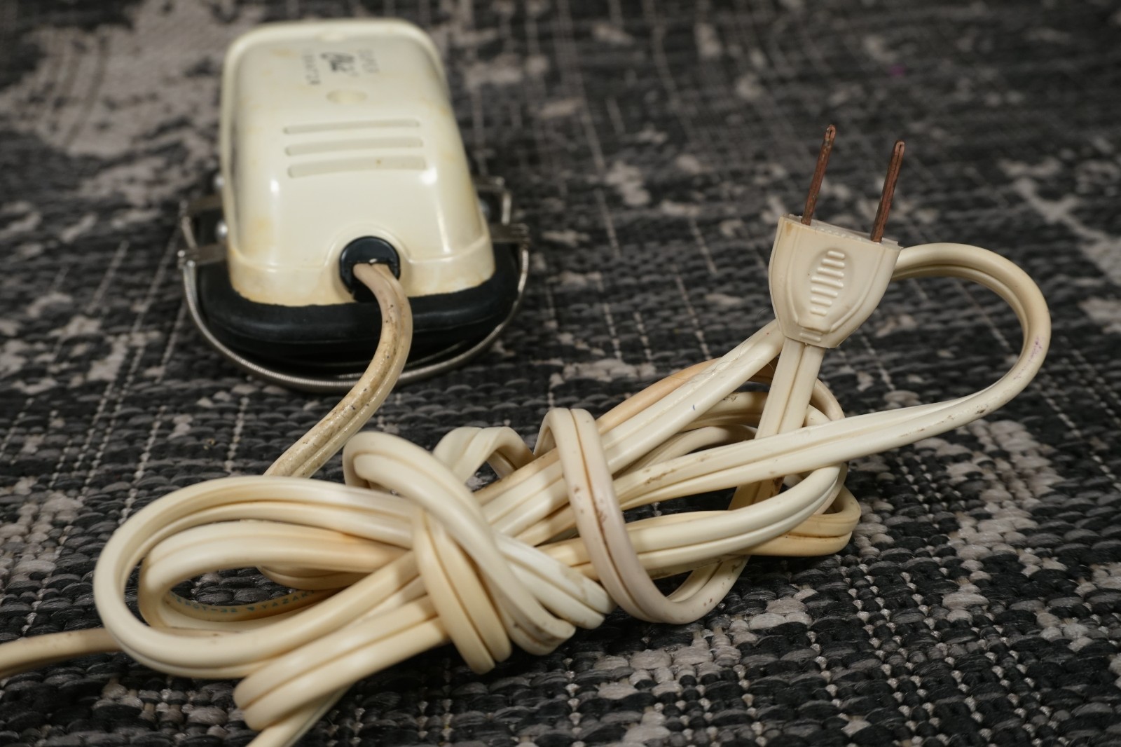 Vintage Super Chic Vibrator Hand Massager Tested Works Handheld AC Plug In 120V