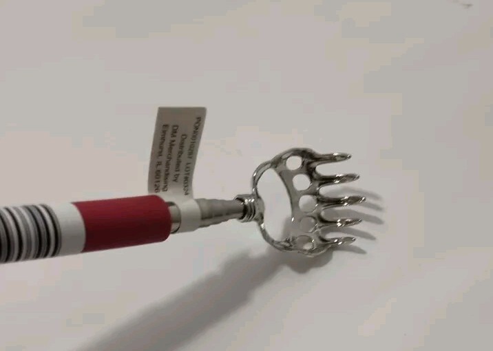 Bear Claw Extendable Telescopic Back Scratcher/ Massager (random color shipped)