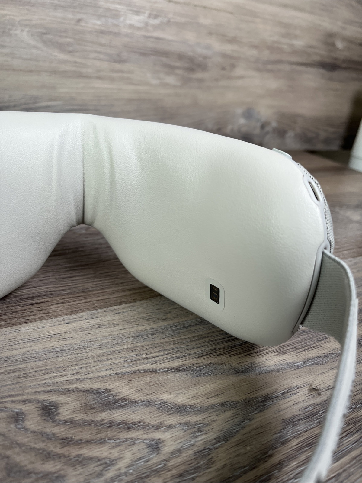 Therabody Smart Goggles White Gen 1 With Carrying Case Charging Cable