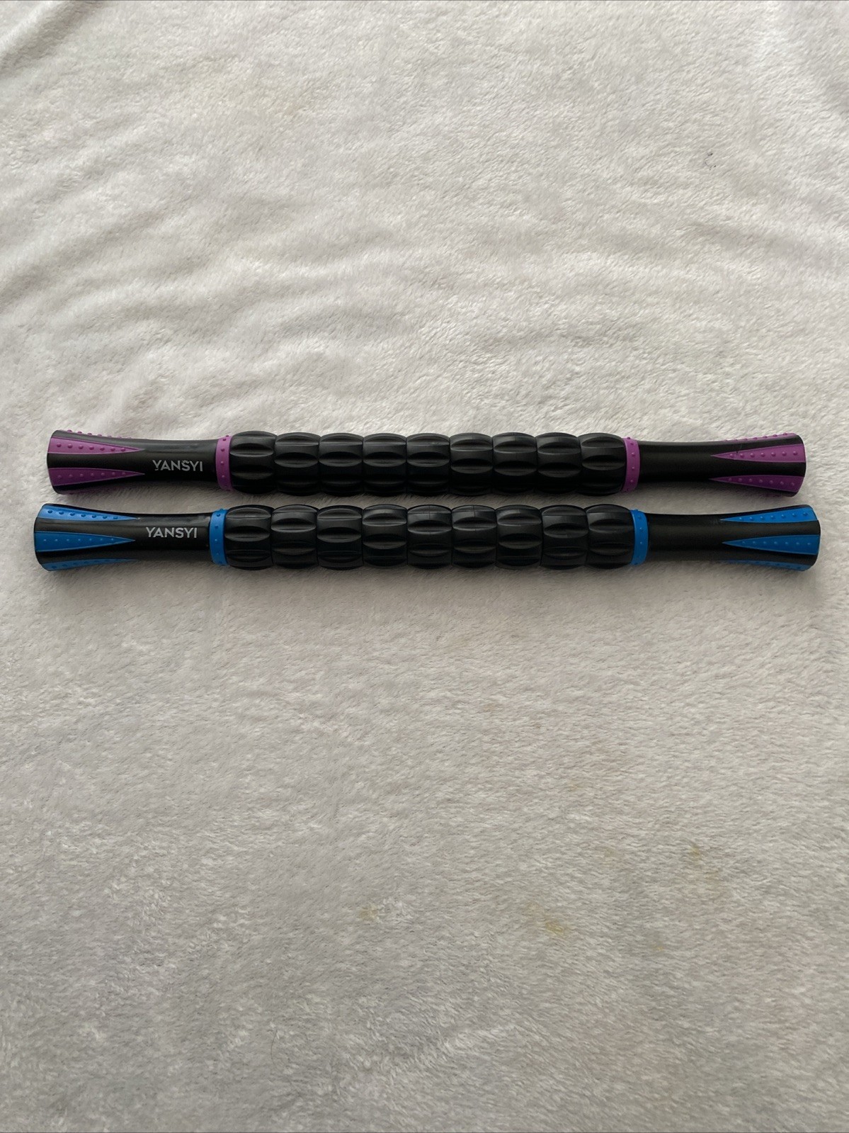Yansyi 18-inch Muscle Roller Stick for Athletes Body Massage Tool blue or purple