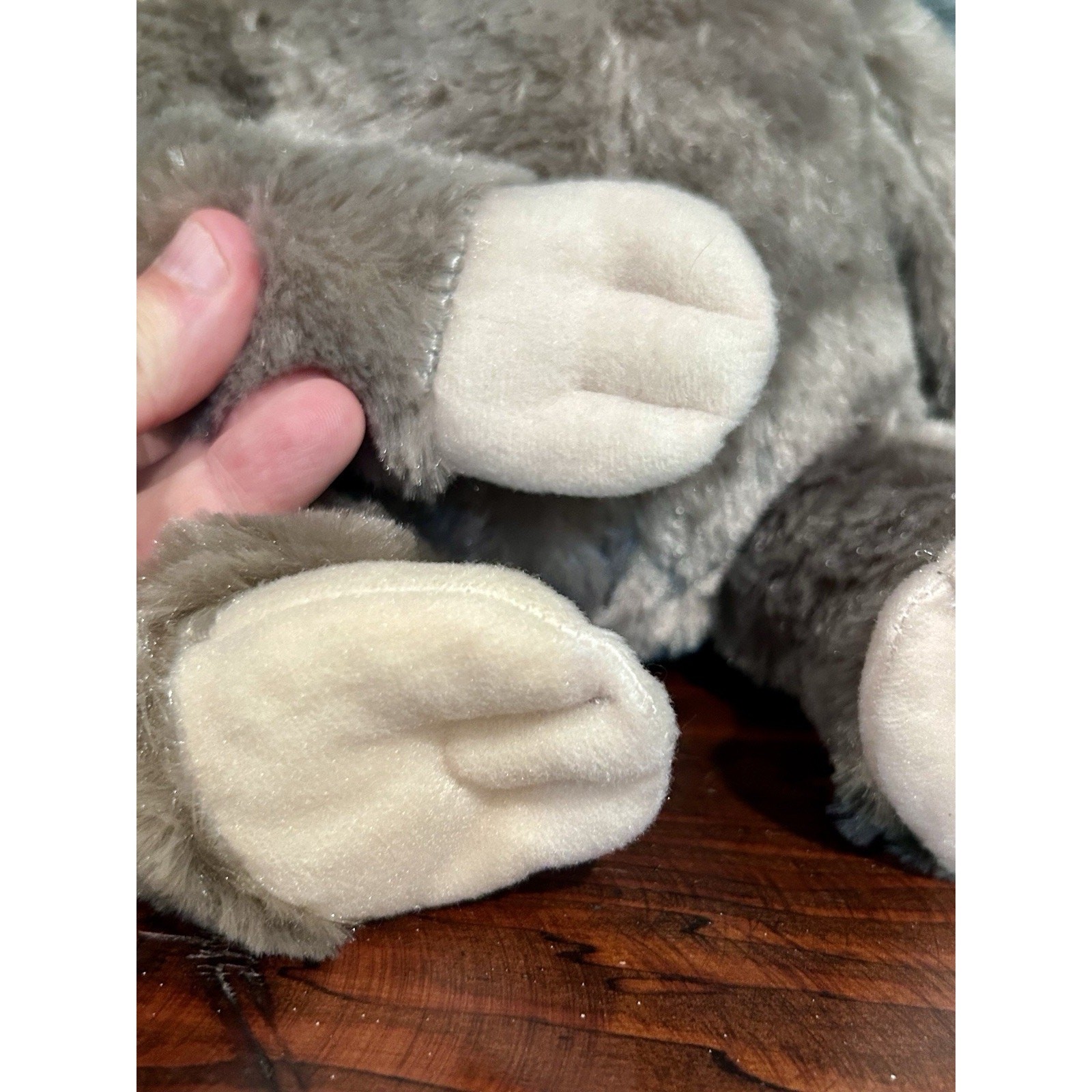 HEALTH TOUCH HUGGABLE SLOTH MASSAGER VIBRATION NECK/BACK/HOME/OFFICE