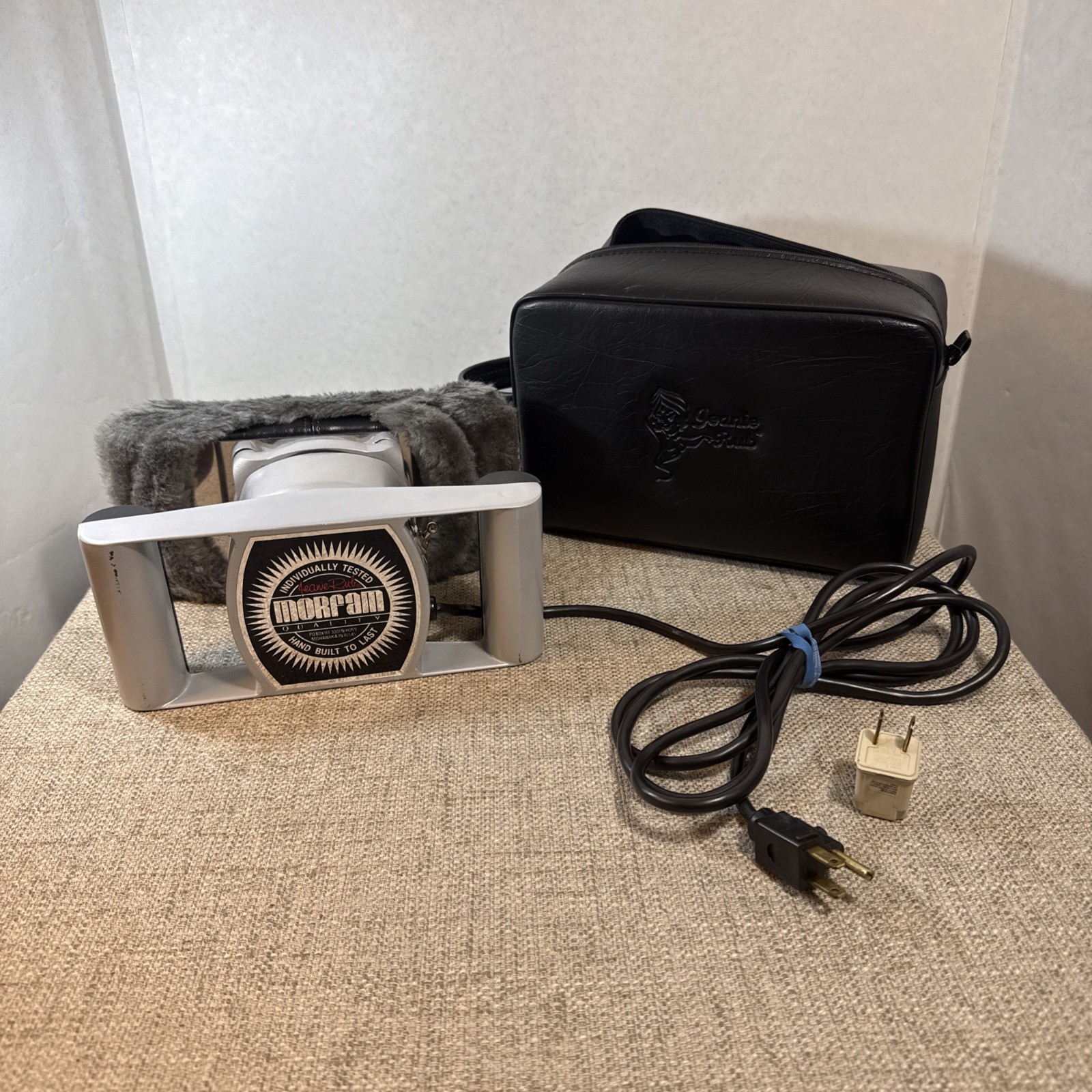 Morfam Geanie Rub M69-315A Deep Tissue Massager 120V With Cover and carry case