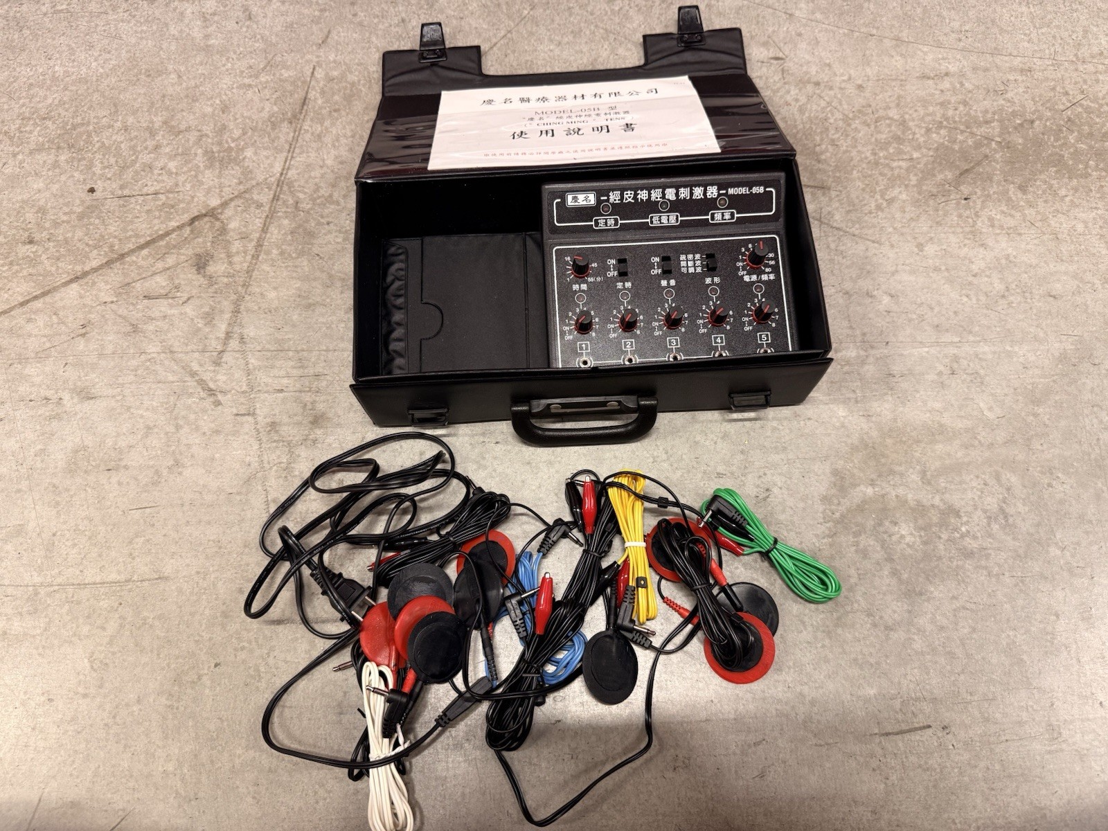 CHING MING Model 05B TENS Unit Electronic Therapy Device w/ Hard Case