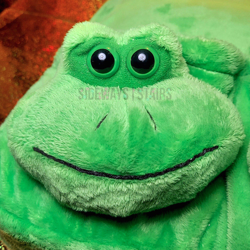 FROG PLUSH FOOT MASSAGER CUSHION green toad Limited Light vintage Wal-Mart RARE