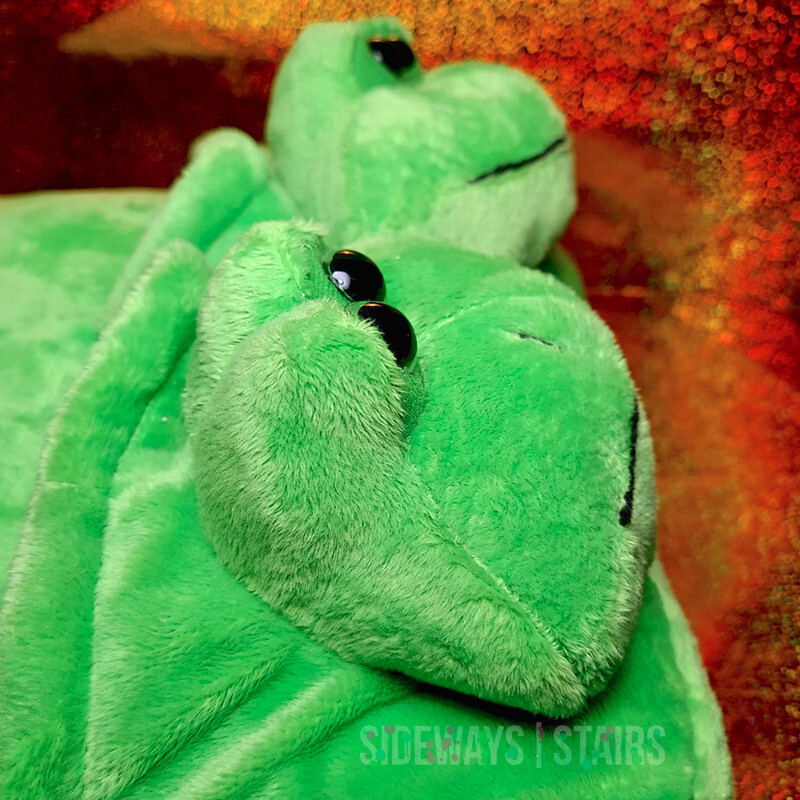 FROG PLUSH FOOT MASSAGER CUSHION green toad Limited Light vintage Wal-Mart RARE