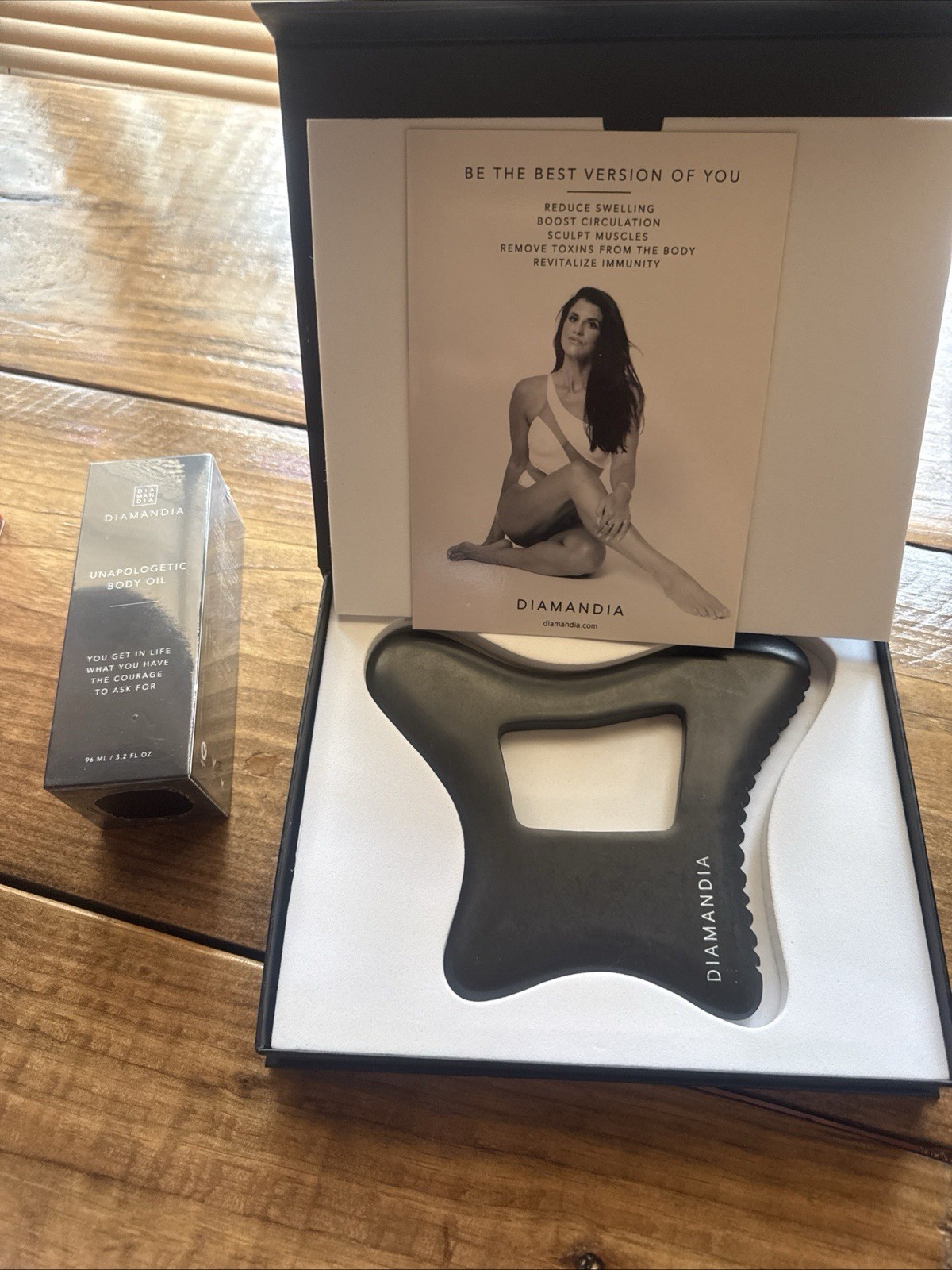 Set Diamandia Unapologetic Body Oil And Body Gua Sha Stone