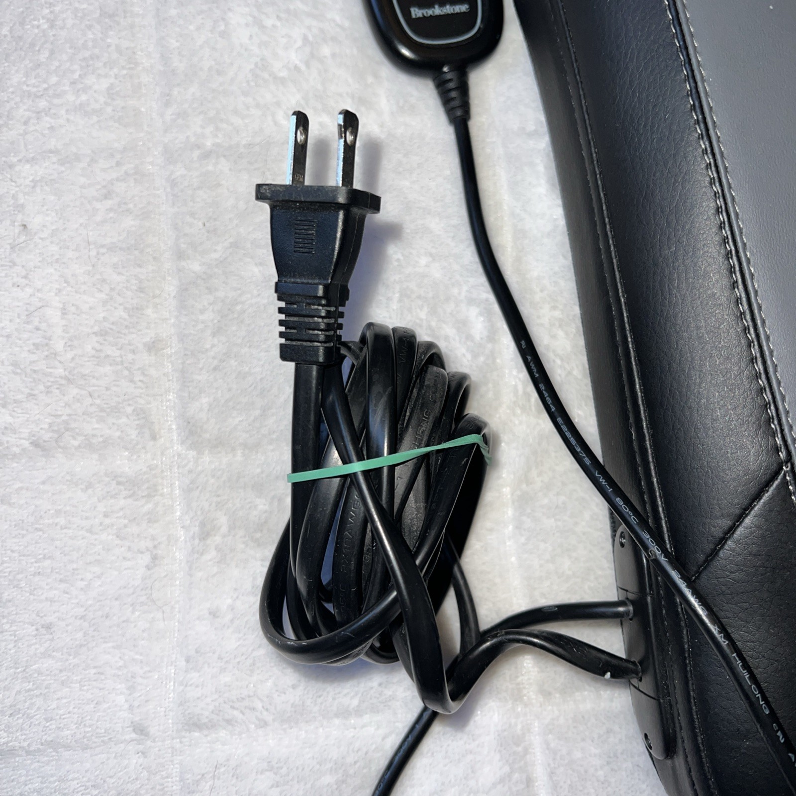 Brookstone Cushion W/Heat Intertek 3179249 Attached Remote