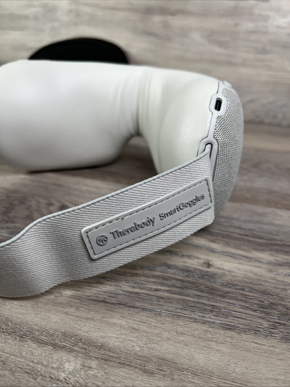 Therabody Smart Goggles White Gen 1 With Carrying Case Charging Cable