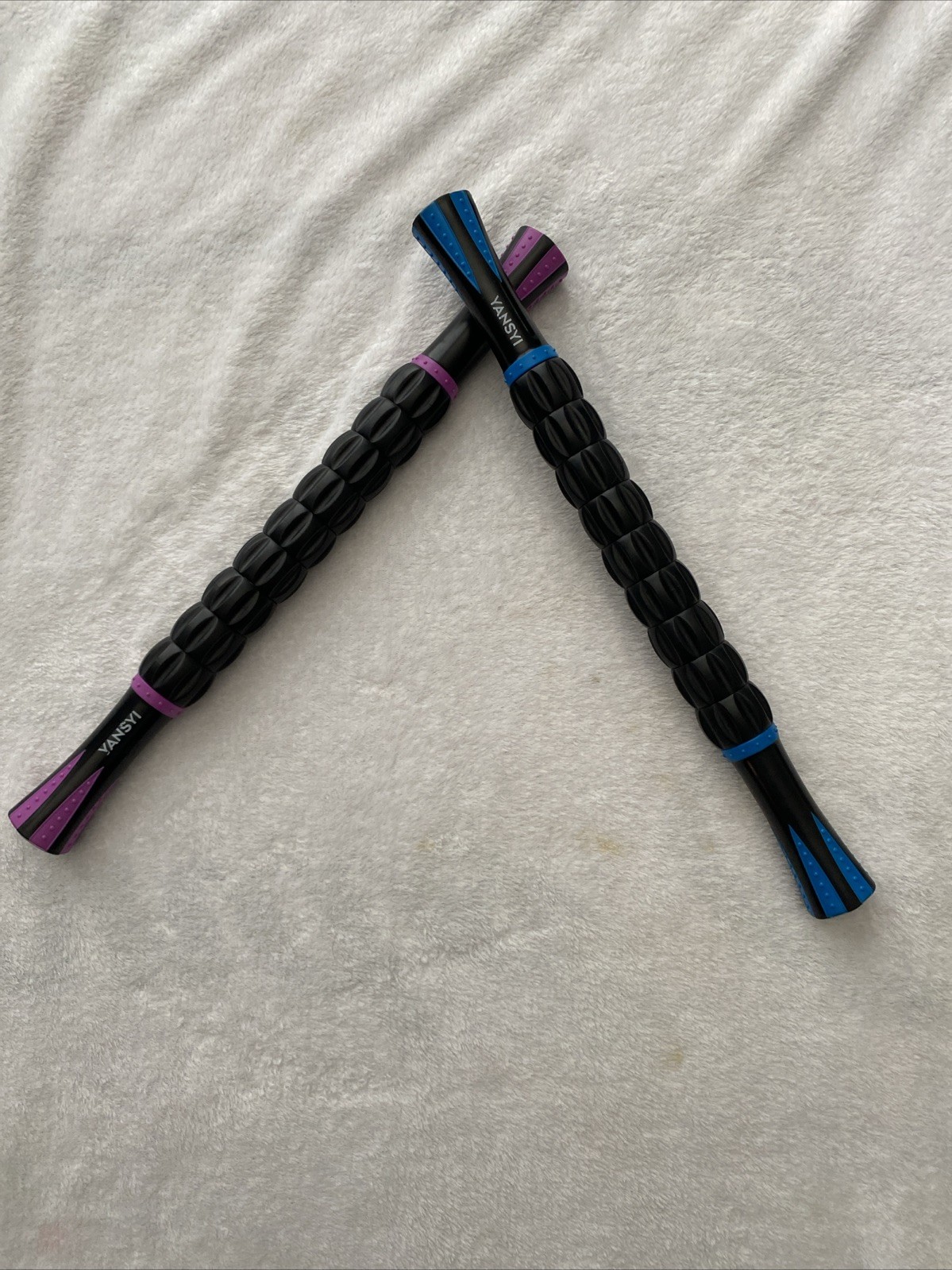 Yansyi 18-inch Muscle Roller Stick for Athletes Body Massage Tool blue or purple