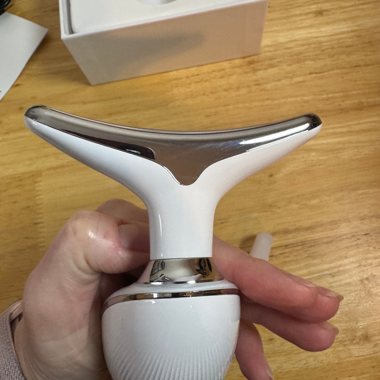 Neck Face Massager ES1081 USB Charge 3 Levels Deep Clean Ultrasonic Vibration