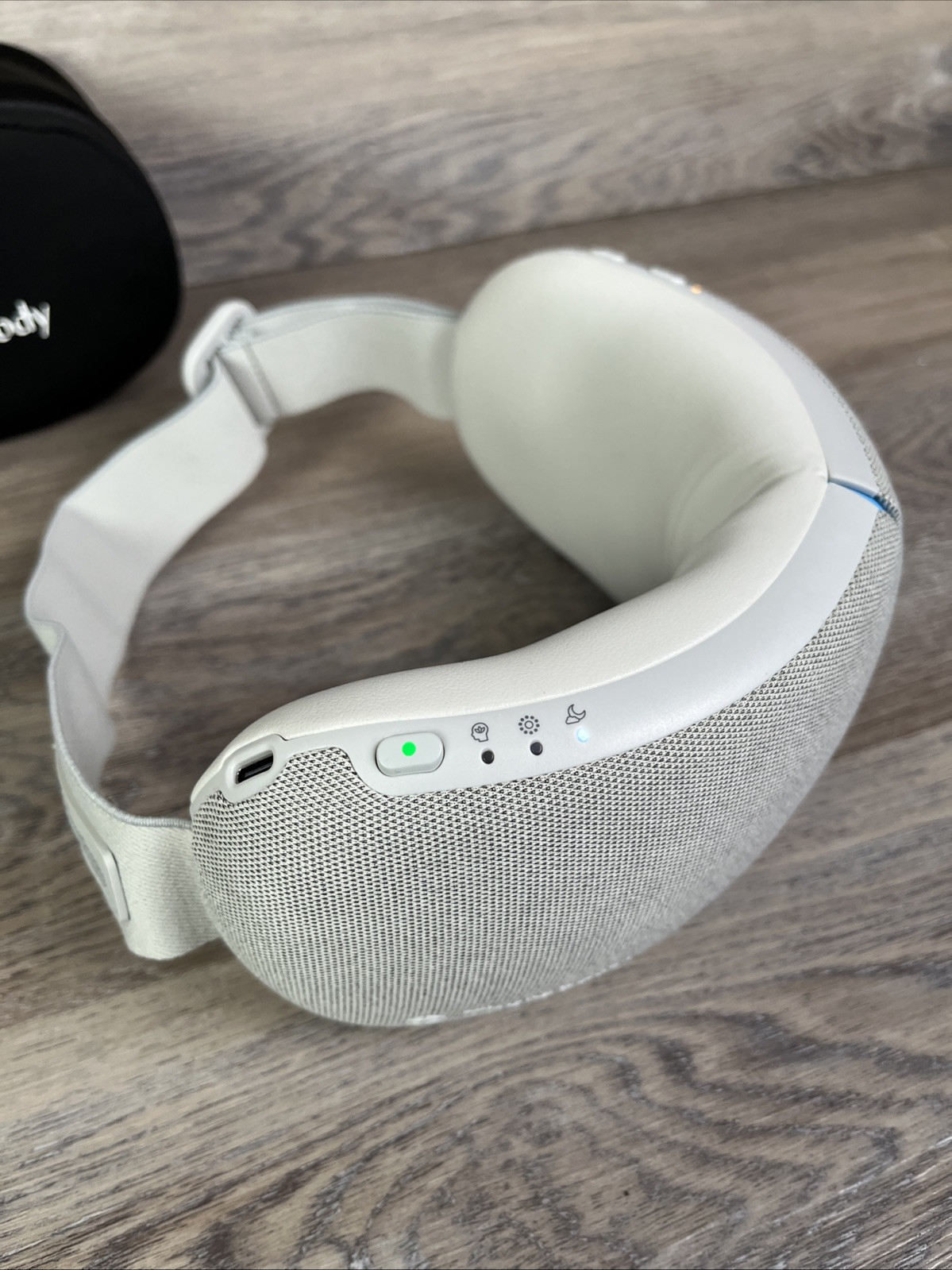 Therabody Smart Goggles White Gen 1 With Carrying Case Charging Cable