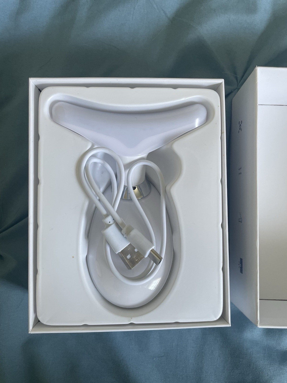 ES-1081 Facial & Neck Vibrating Massager, USB Rechargeable, White